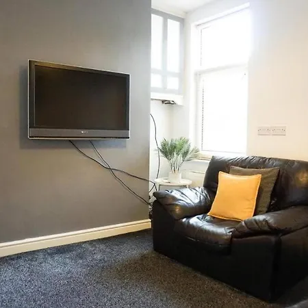 Charming 3-bedroom Retreat In By Amazing Spaces Relocations Ltd. Prázdninový dům