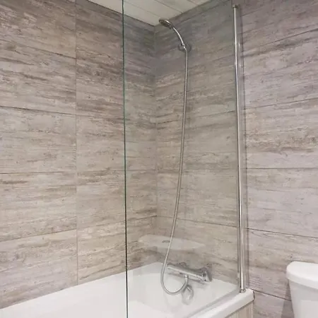 Charming 3-bedroom Retreat In By Amazing Spaces Relocations Ltd. بارو في فرنيس