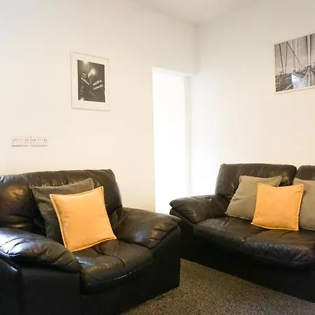 Charming 3-bedroom Retreat In By Amazing Spaces Relocations Ltd. بيت للعطل