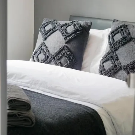 Charming 3-bedroom Retreat In By Amazing Spaces Relocations Ltd. بيت للعطل