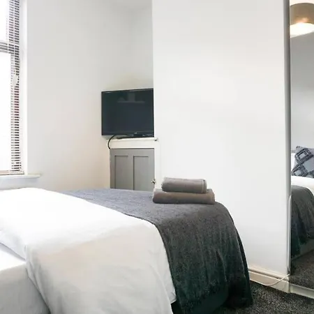Feriehus Charming 3-bedroom Retreat In By Amazing Spaces Relocations Ltd. *