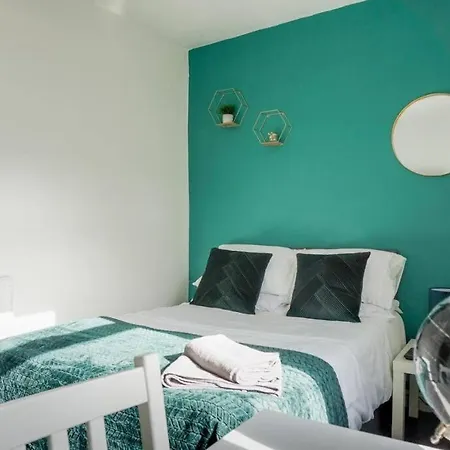 Feriehus Charming 3-bedroom Retreat In By Amazing Spaces Relocations Ltd. *